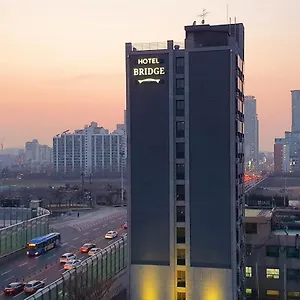 Bridge Hotel